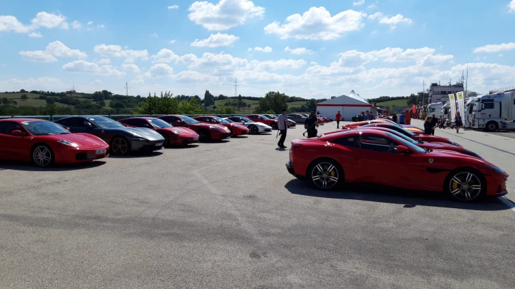 Ilyen, amikor egy profi pilóta visz el egy Ferrarival körözni_0