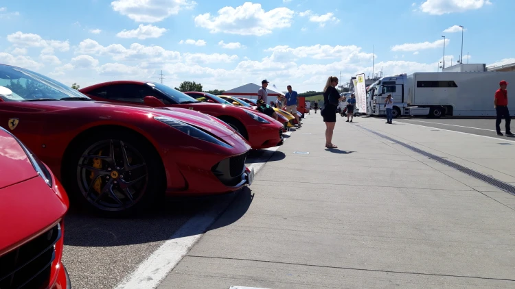 Ilyen, amikor egy profi pilóta visz el egy Ferrarival körözni_1
