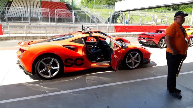 Ilyen, amikor egy profi pilóta visz el egy Ferrarival körözni_2