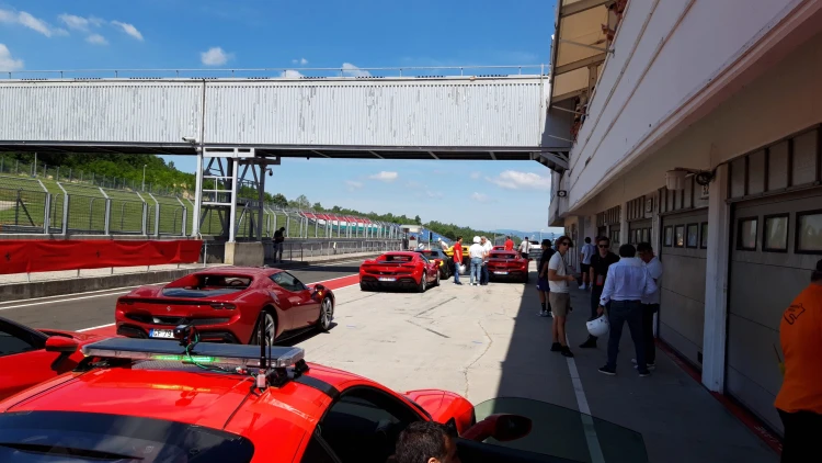 Ilyen, amikor egy profi pilóta visz el egy Ferrarival körözni_3