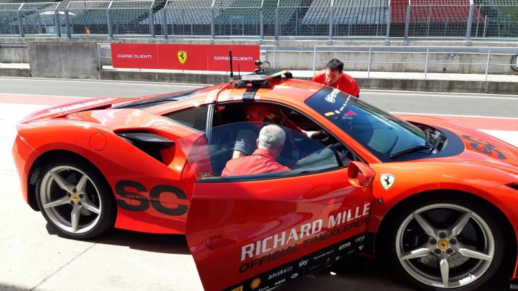 Ilyen, amikor egy profi pilóta visz el egy Ferrarival körözni_5