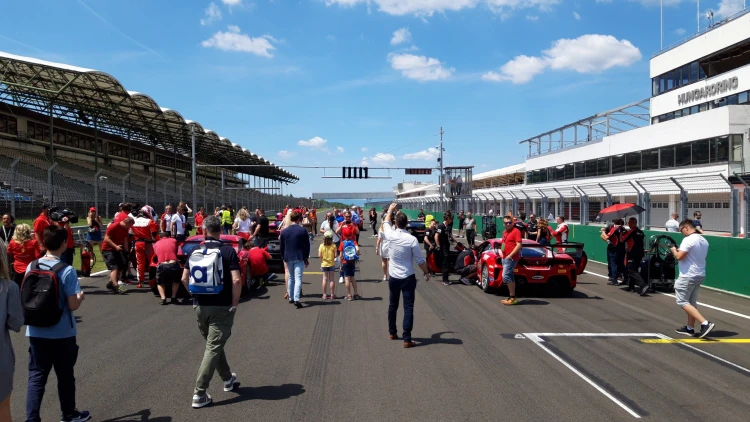 Ilyen, amikor egy profi pilóta visz el egy Ferrarival körözni_8