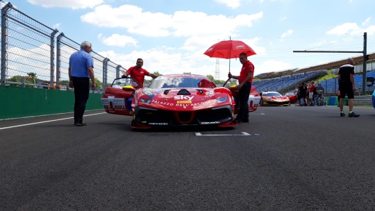Ilyen, amikor egy profi pilóta visz el egy Ferrarival körözni
