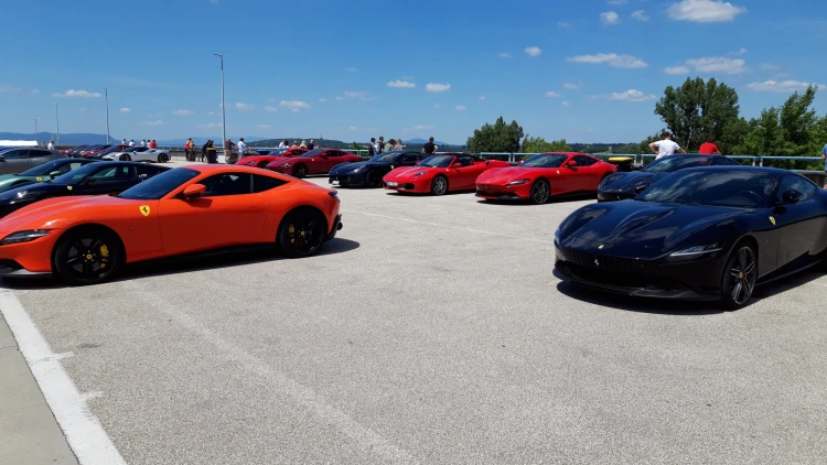 Ilyen, amikor egy profi pilóta visz el egy Ferrarival körözni_16