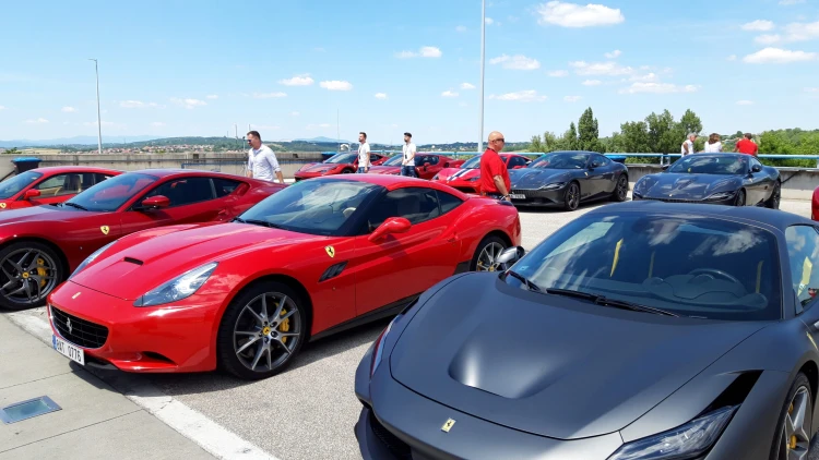 Ilyen, amikor egy profi pilóta visz el egy Ferrarival körözni_17
