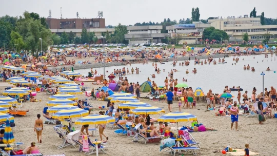 Kopasz lángos ezresért jöhet? Nem csak a Balatonon szálltak el a tóparti árak