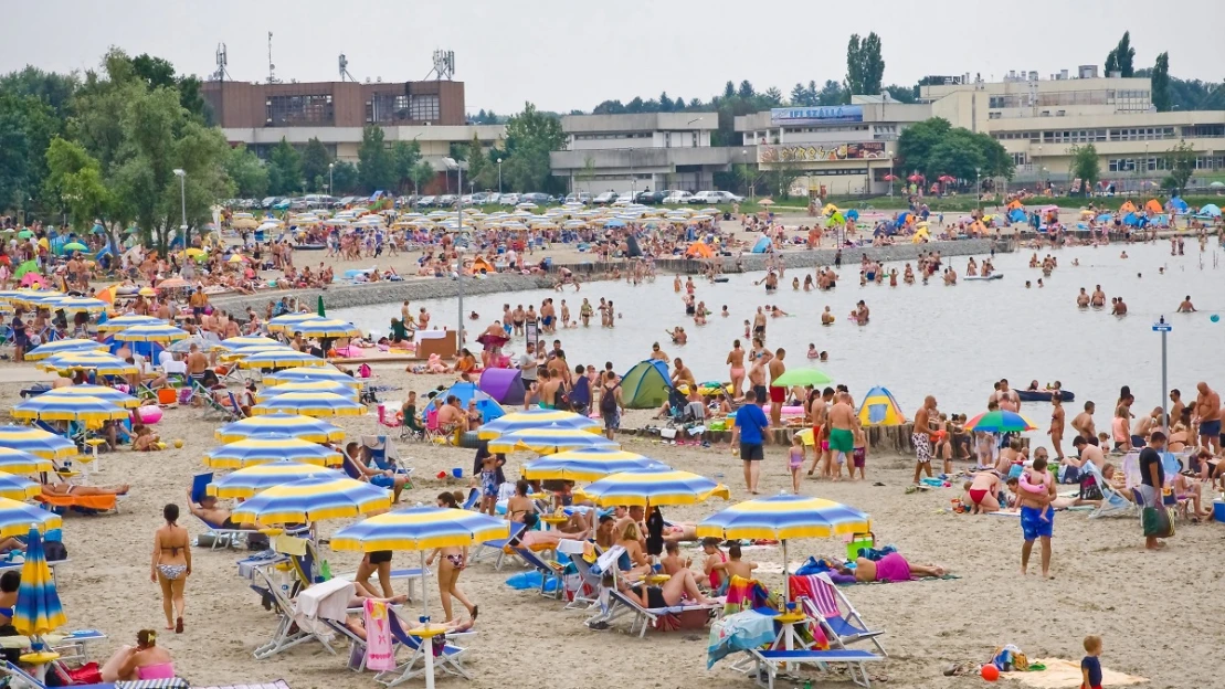 Kopasz lángos ezresért jöhet? Nem csak a Balatonon szálltak el a tóparti árak
