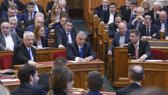 Jöhet az újabb nemzeti konzultáció: összetett külpolitikai kérdést vinne a szavazók elé a Fidesz