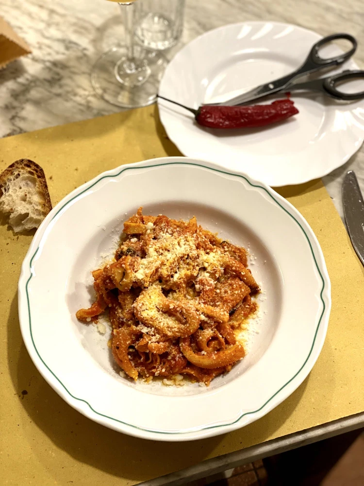 Egy apró, törékeny séfnő csinálja a világ legjobb carbonaraját, de az éttermébe nem csak emiatt érdemes elmenni_4
