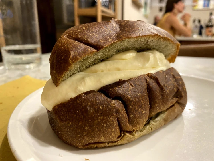 Egy apró, törékeny séfnő csinálja a világ legjobb carbonaraját, de az éttermébe nem csak emiatt érdemes elmenni_3