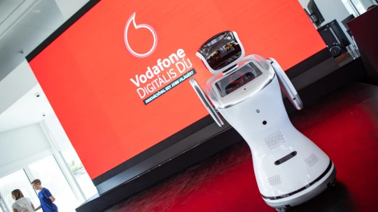 Kéz-ortézis, nyelvtanulás, idősgondozás – őket díjazta idén a Vodafone