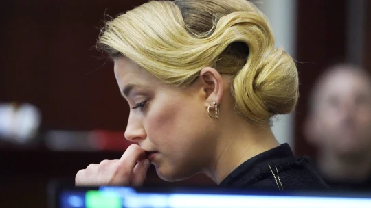 Feladta a pereskedést Amber Heard