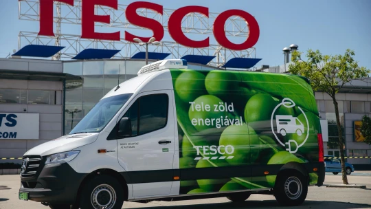 Mercedes e-furgonokkal újított a Tesco a kiszállításokhoz – fotógaléria