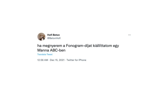 Beváltja ígéretét a magyar rapper: övé lett a díj, most pedig kiállítja egy pesti éjjel-nappaliban