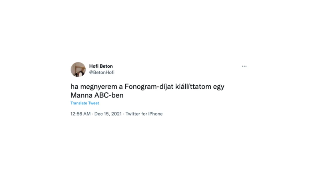 Beváltja ígéretét a magyar rapper: övé lett a díj, most pedig kiállítja egy pesti éjjel-nappaliban