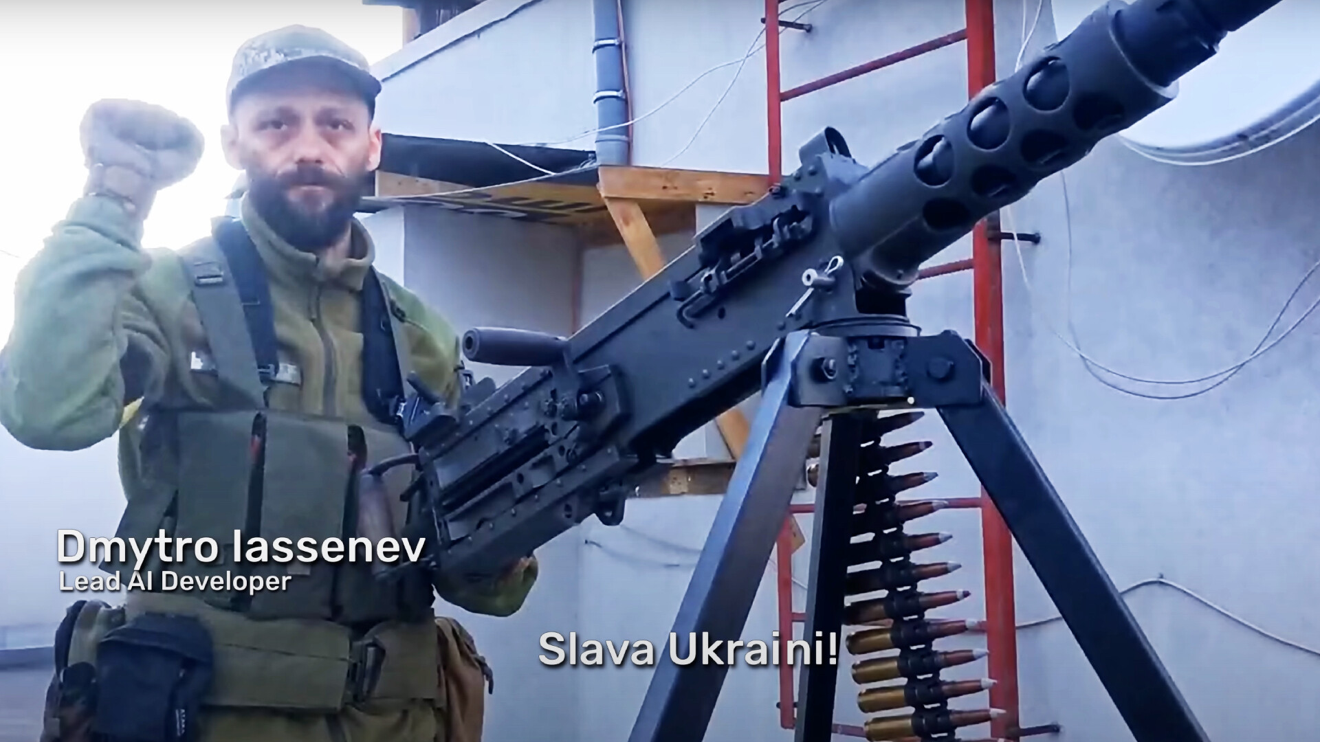 Az év elején még lövöldözős játékot fejlesztett. Most valódi fegyverrel a kezében mondja, hogy „Szlává Ukrajni!”