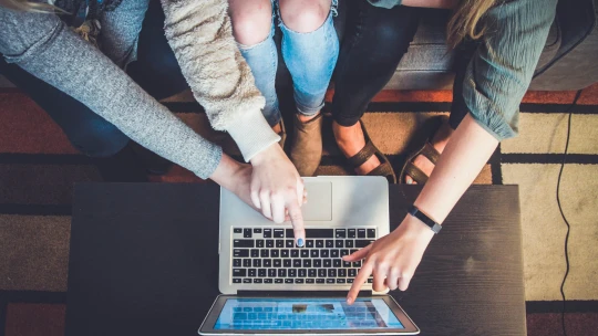 Kiderült, mennyire költenek máshogy online a magyar nők és a férfiak