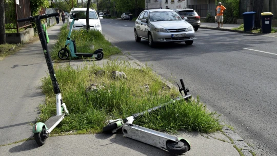 A rendőrök kreativitására bízzák a rollerkáoszt, pedig fiókban a KRESZ-módosítás is