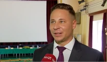 Schadl György 67 éves anyjának felszámolócégeibe 223 millió forint áramlott
