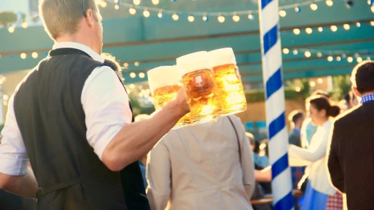 Kapaszkodj a korsódba: ötezerért csapolják a sört a visszatérő Oktoberfesten