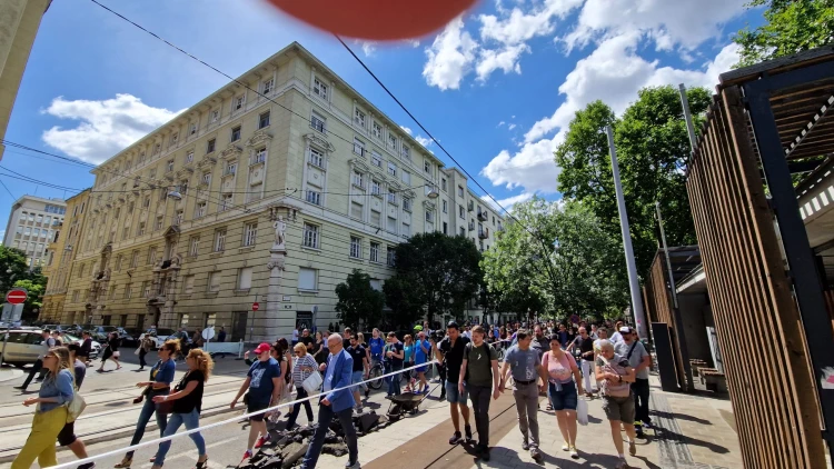 Elfoglalták a Margit hidat a katás tüntetők – képek_1