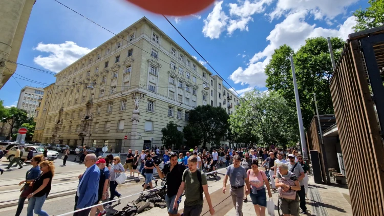 Elfoglalták a Margit hidat a katás tüntetők – képek_2