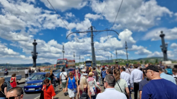 Elfoglalták a Margit hidat a katás tüntetők – képek_6