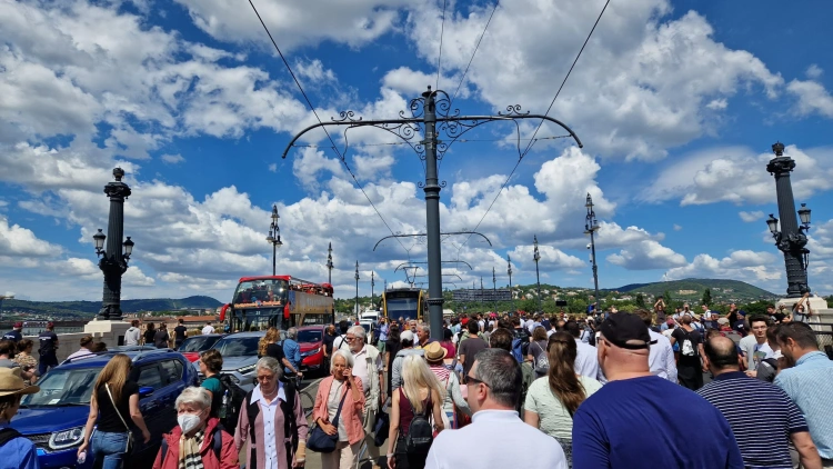 Elfoglalták a Margit hidat a katás tüntetők – képek_7