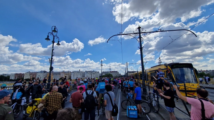 Elfoglalták a Margit hidat a katás tüntetők – képek_11