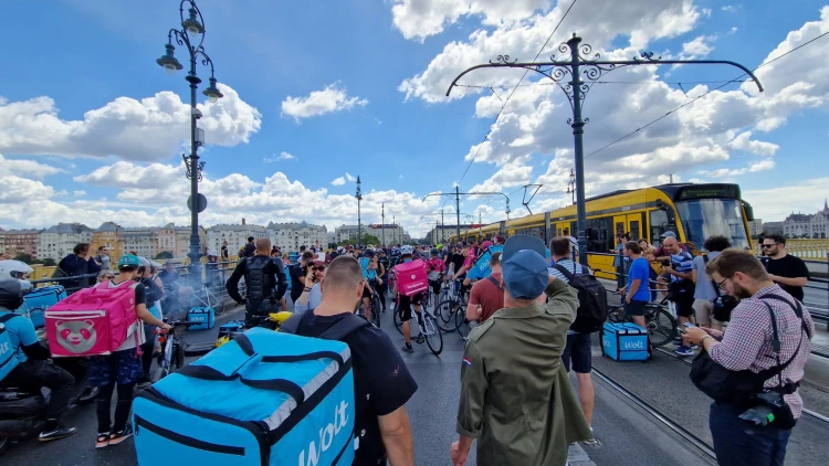 Elfoglalták a Margit hidat a katás tüntetők – képek_12
