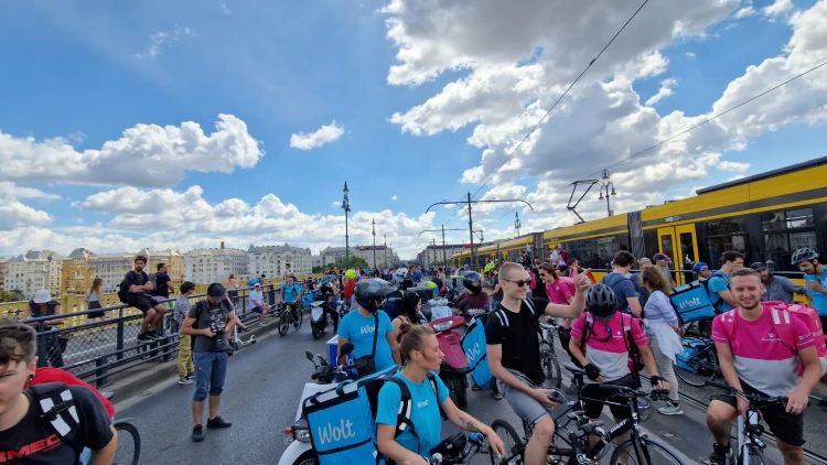 Elfoglalták a Margit hidat a katás tüntetők – képek_13