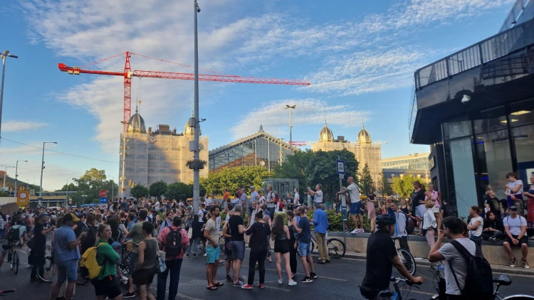 Ma a Nyugati teret és a körutat zárták le a kataváltoztatás ellen tüntetők – fotók_0