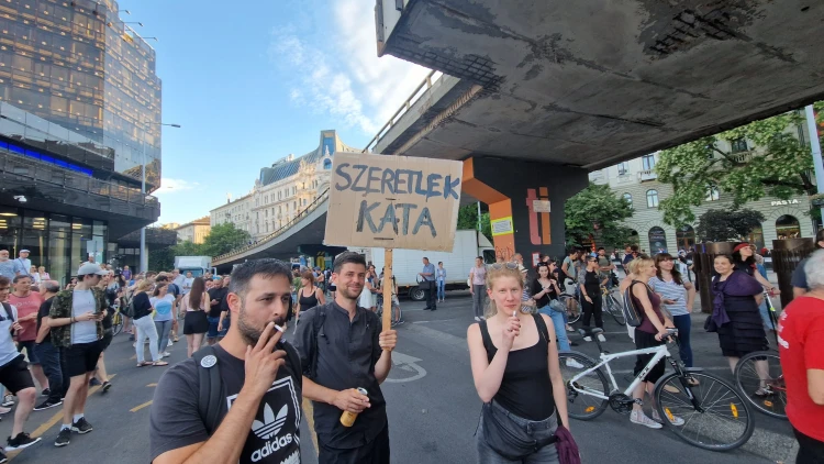 Ma a Nyugati teret és a körutat zárták le a kataváltoztatás ellen tüntetők – fotók_1