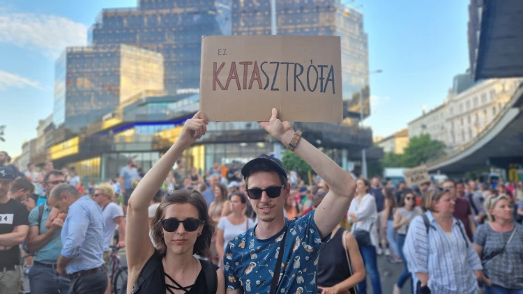 Ma a Nyugati teret és a körutat zárták le a kataváltoztatás ellen tüntetők – fotók_2