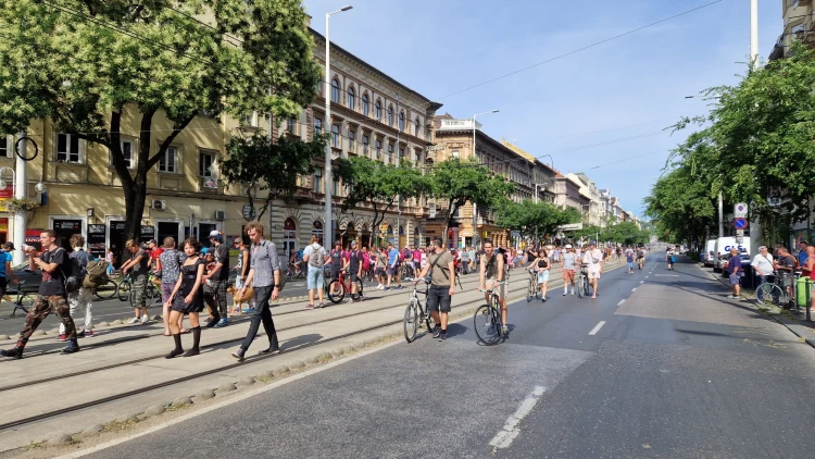 Képgaléria: így állták el a katáért tüntető futárok hétfő reggel a Margit hidat_18