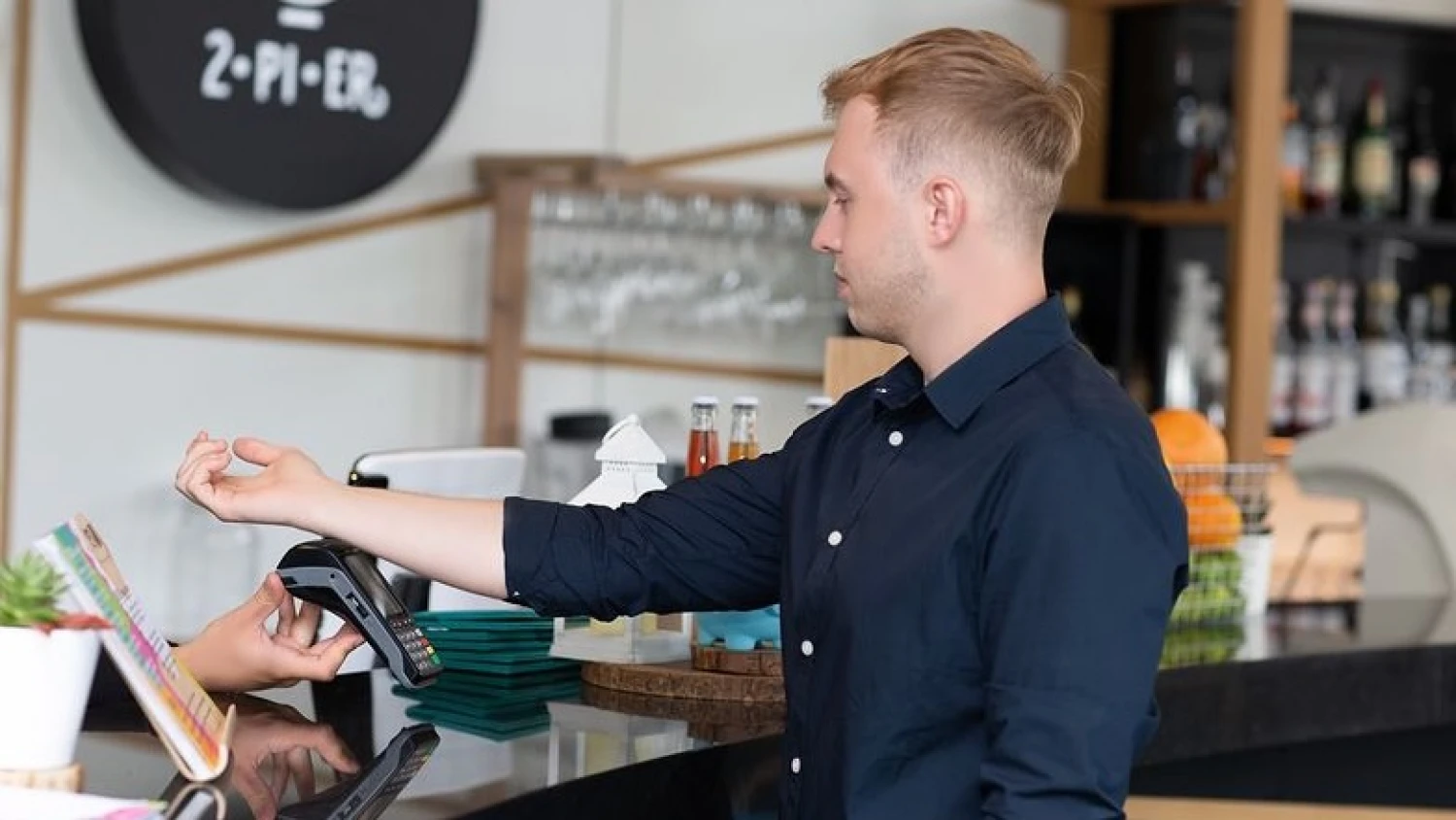 Te beültetnél egy mikrocsipet a kezedbe? Mutatjuk, mennyit kell fizetni érte