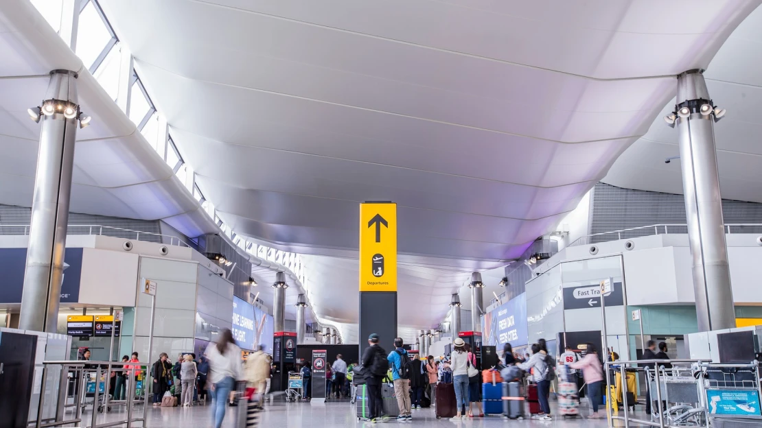 Eddig marad velünk a reptereken uralkodó káosz a Heathrow-főnök szerint