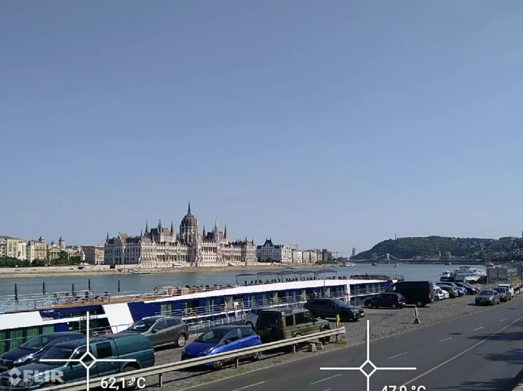 Izzó aszfalt, tűzforró autók, olvadó műfű: hőkamerával jártuk körbe Budapestet a gyilkos kánikulában_3