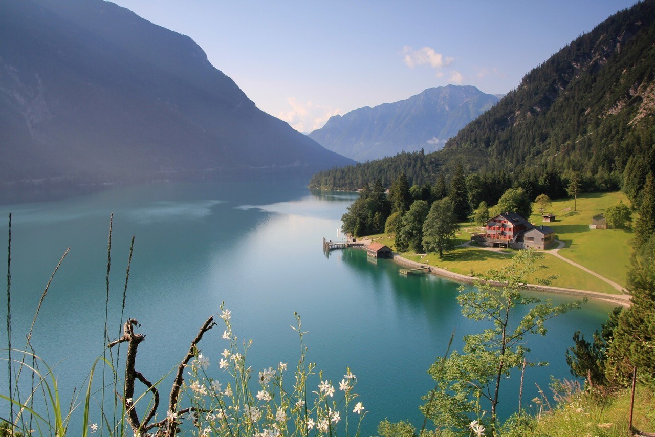 Ausztria legszebb tavai fantasztikusan szép hegyi és kulturális tájakba ágyazva, alpesi életérzéssel kísérve – ez a nyári hangulat Ausztriában