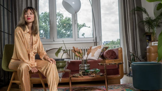 Ha tőle vásárolsz, elültetnek egy fát – a magyar tervező, aki felöltöztet, aztán elvisz jógázni