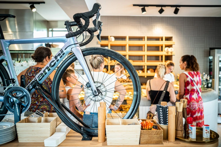 Mindegy, csak legyen benne kerékpár! Francia pékműhely, modern kerékpárszerviz fúziója a csopaki Buborék_3