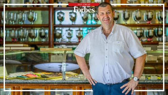 A lakásunkban nyissunk csokiműhelyt? Dehát itt lakunk! – Gyulai mestercukrász szolgálati biciklivel és egy 182 éves cukrászdával
