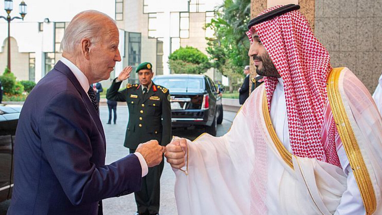 Joe Biden szerint nem kell túlpörögni, hogy ökölpacsizott egyet a szaúdi koronaherceggel