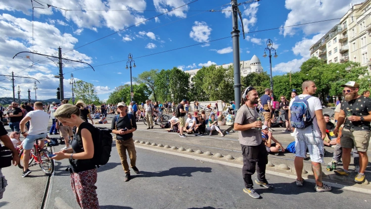 Kormányellenes házibuli lett a kataváltoztatás elleni tüntetésből, de a végén a rendőrök hazaküldtek mindenkit_3