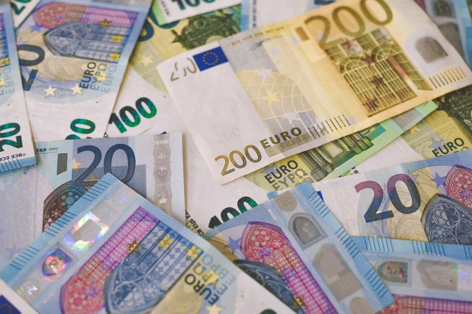 Amíg a forinton szörnyülködtünk, az euró is 20 éves mélypontra esett