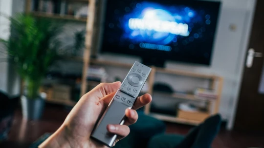 A magyarok kitartanak a tévéjük mellett és sokat ülnek előtte