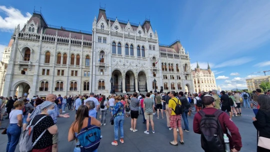 Nem csak a pártokat hozza nehéz helyzetbe a Meta hirdetéstilalma