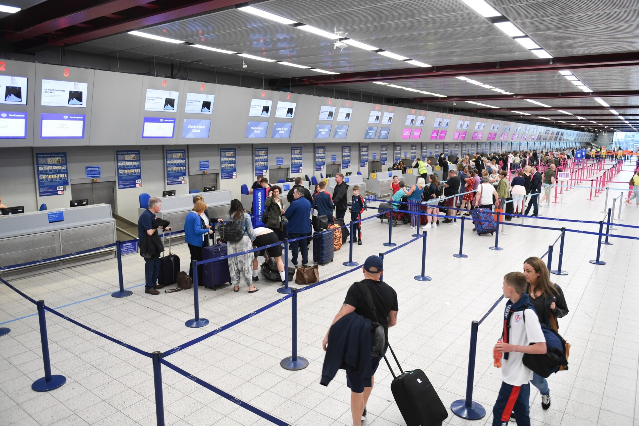 Káosz az európai reptereken – folyamatossá váltak a poggyászeltűnések