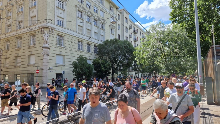 Kormányellenes házibuli lett a kataváltoztatás elleni tüntetésből, de a végén a rendőrök hazaküldtek mindenkit_13