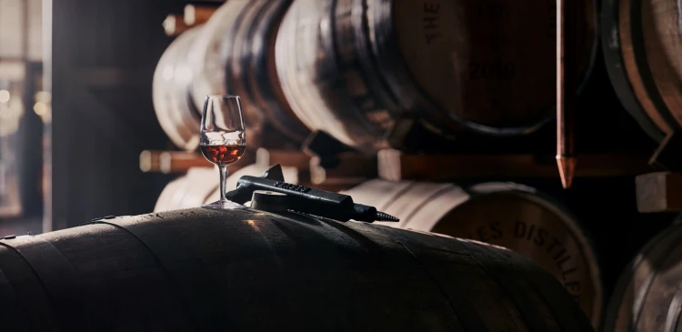 Vettek egy farmot a folyó mellett, öt év alatt építettek rekordokat döntő whisky- és ginfőzdét_1